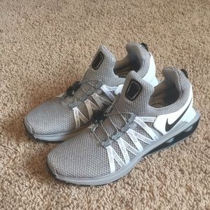 nike shox gravity wolf grey